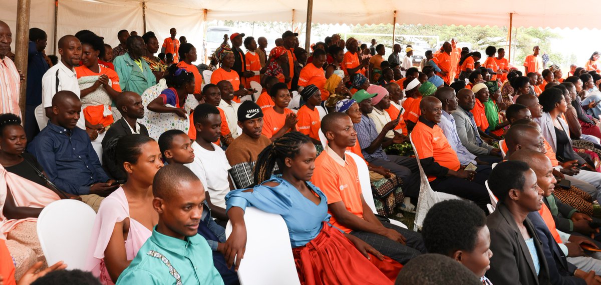 GenderMonitorRw's tweet photo. Turi mu Nteko y’Abaturage mu Murenge wa Rutunga mu Karere ka Gasabo muri @CityofKigali  ahagiye gutangirizwa iminsi 16 y’ubukangurambaga bwo kurwanya ihohotera rishingiye ku gitsina(16 days of activism) n’icyumweru cyahariwe kwimakaza ihame ry’Uburinganire.
#TwimakazeUburinganire https://t.co/TtXenB9ibu