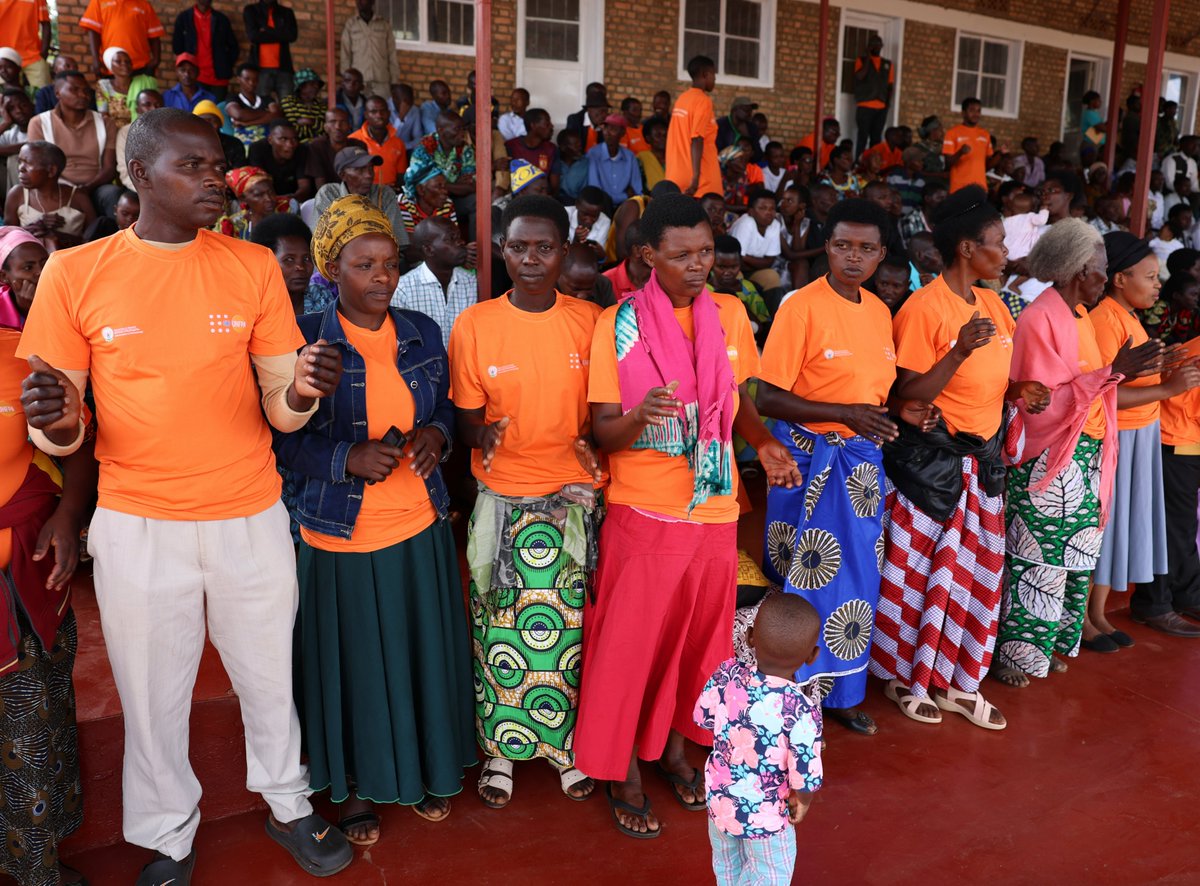 GenderMonitorRw's tweet photo. Turi mu Nteko y’Abaturage mu Murenge wa Rutunga mu Karere ka Gasabo muri @CityofKigali  ahagiye gutangirizwa iminsi 16 y’ubukangurambaga bwo kurwanya ihohotera rishingiye ku gitsina(16 days of activism) n’icyumweru cyahariwe kwimakaza ihame ry’Uburinganire.
#TwimakazeUburinganire https://t.co/TtXenB9ibu