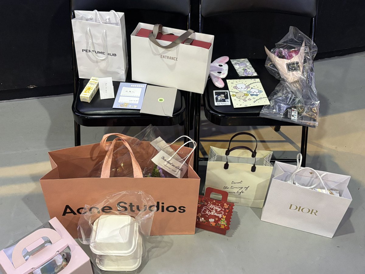 TSFR_CHITOSE's tweet image. 251125 †昇天† 🪻

졸업했습니다!
다들 정말정말 감사합니다
자세한 얘기는 추후 여유로워지면 긴 글로 풀어볼게요!!
다들 행복하세요!!