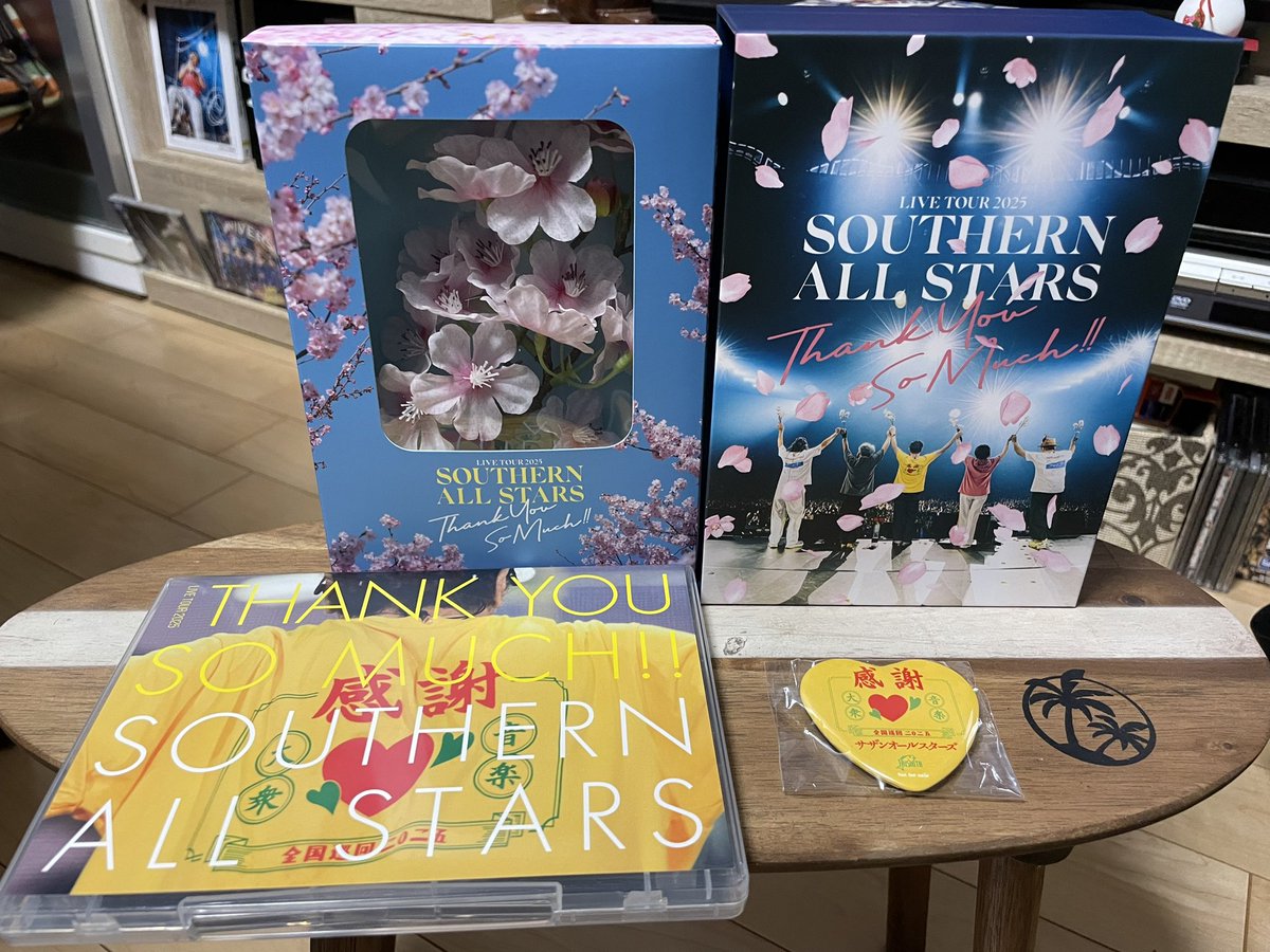 yunagi818's tweet photo. さいたまには行けたけど東京ドーム惨敗だったからDVD🙌
しかも、曲変更されて聴いていない夕陽に別れを告げての収録に泣き
限定配信で裏側を見て泣き
長年のサザンのライブの作り方に感銘
ありがとうはこっちのセリフです🌸
天吉も美味健在サンキュー
#わたしのTHANKYOUSOMUCH 
#サザンオールスターズ https://t.co/tfzhuCzBIE