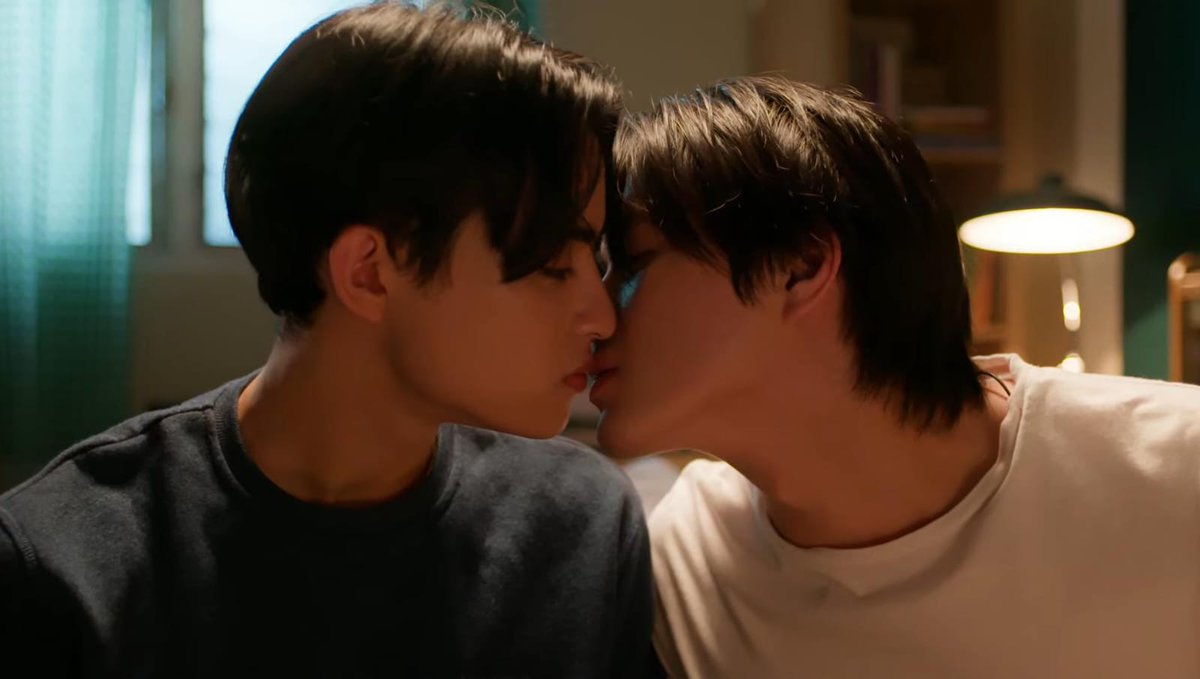 hubboyslove's tweet photo. 🚨 #BarcodeKin estream o novo BL #KissMeRemember! #GMMTV2026

Um jovem, que perdeu sua memória, é salvo de um afogamento com uma respiração boca a boca. Ao perceber que, toda vez que beija o rapaz que o salvou parte de sua memória volta, ele quer beijá-lo toda hora. https://t.co/B7d9BHwDKn