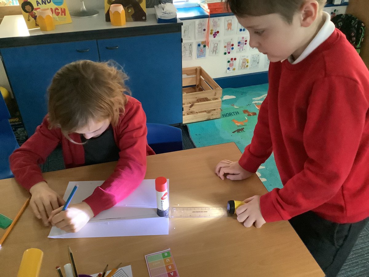BirkwoodY3MJ's tweet image. In Science this week, we are observing how light travels in straight lines to create shadows of different sizes 🔦