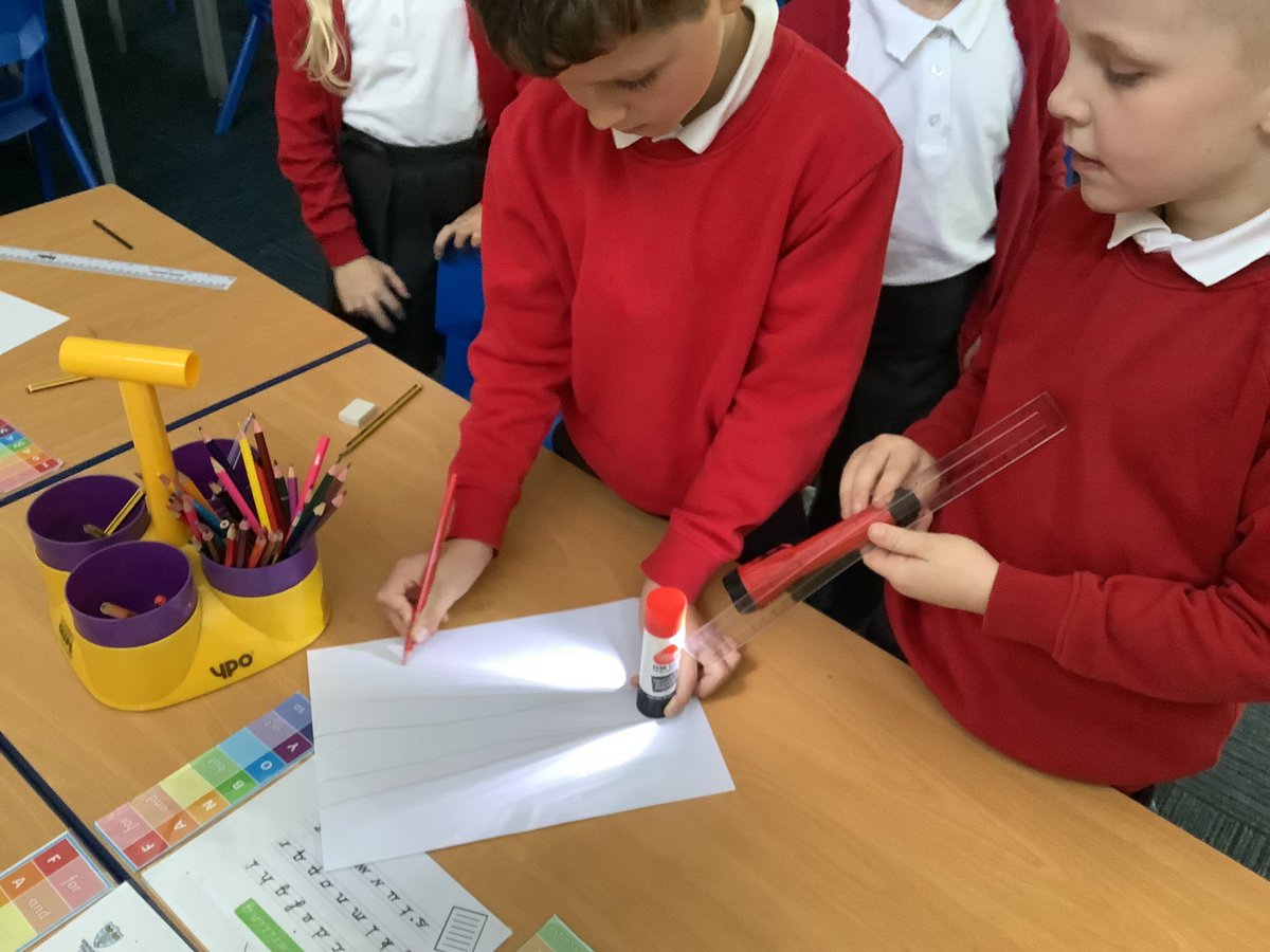 BirkwoodY3MJ's tweet image. In Science this week, we are observing how light travels in straight lines to create shadows of different sizes 🔦