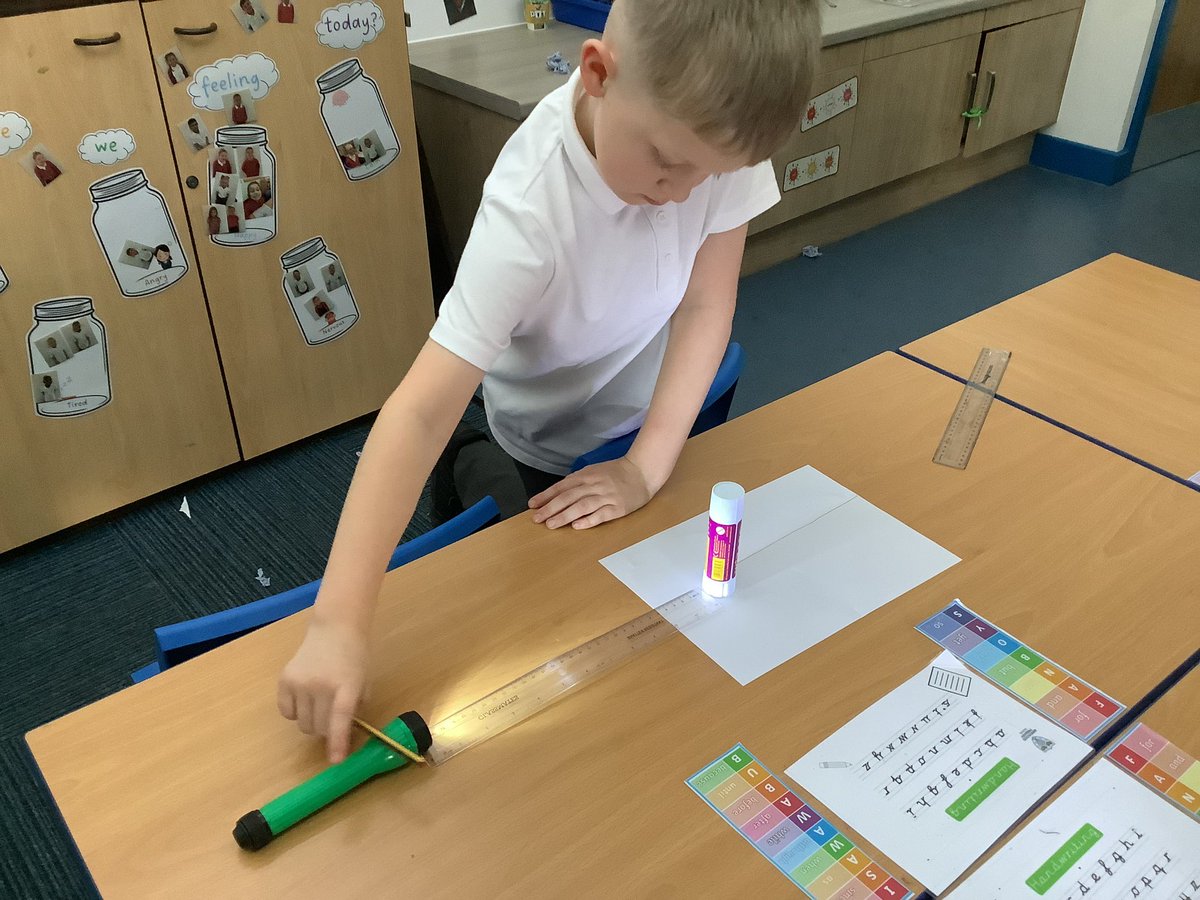 BirkwoodY3MJ's tweet image. In Science this week, we are observing how light travels in straight lines to create shadows of different sizes 🔦