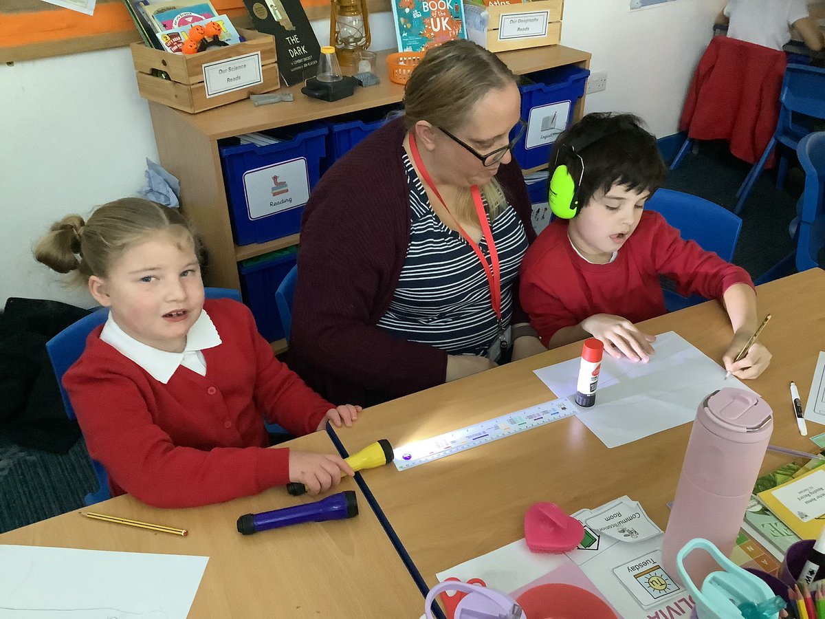 BirkwoodY3MJ's tweet image. In Science this week, we are observing how light travels in straight lines to create shadows of different sizes 🔦