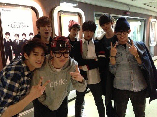 살다가 문득음악하겠다고 열악한숙소에 침대 대여섯개붙여서 옹기종기살림차리고, 와중에 학교다니는 막냉이도시락싸주고 가정통신문에싸인해주는 청년들생각이날때가있는데 그날이바로오늘이네요