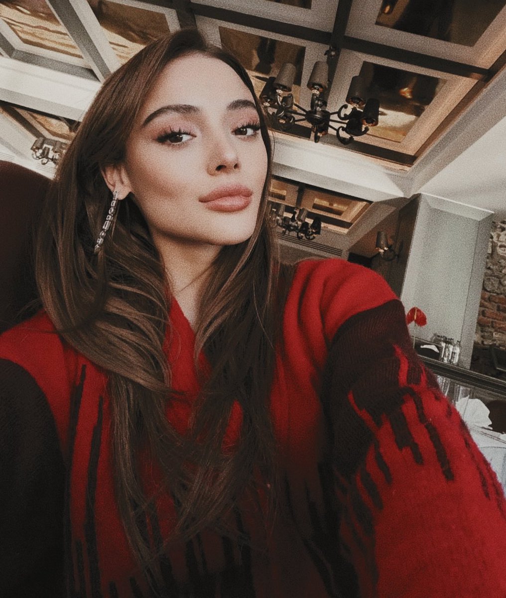 uviiro's tweet image. Red never looked this good🍒💌❣️
#RabiaSoytürk •@rsoyyturk