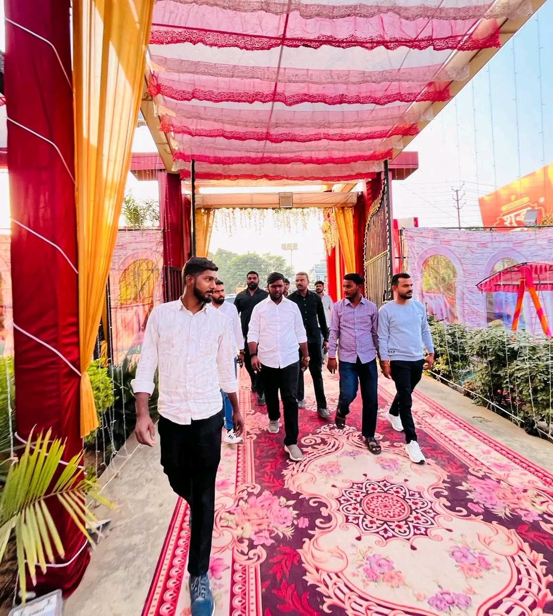 Nirajgupta9452's tweet image. “आज रामनाथ, देवरिया में ईश्वर चंद्र गुप्ता जी के पुत्र भाई कृष्णा गुप्ता जी के शुभ विवाह समारोह में सम्मिलित होने का सौभाग्य मिला। सभी परिजनों से भेंट कर अपनी शुभकामनाएँ एवं हार्दिक बधाई प्रदान की।