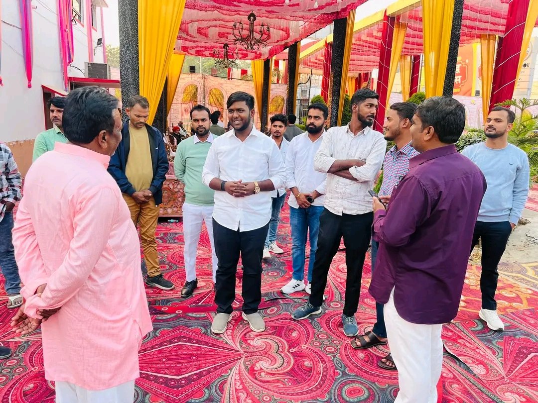 Nirajgupta9452's tweet image. “आज रामनाथ, देवरिया में ईश्वर चंद्र गुप्ता जी के पुत्र भाई कृष्णा गुप्ता जी के शुभ विवाह समारोह में सम्मिलित होने का सौभाग्य मिला। सभी परिजनों से भेंट कर अपनी शुभकामनाएँ एवं हार्दिक बधाई प्रदान की।