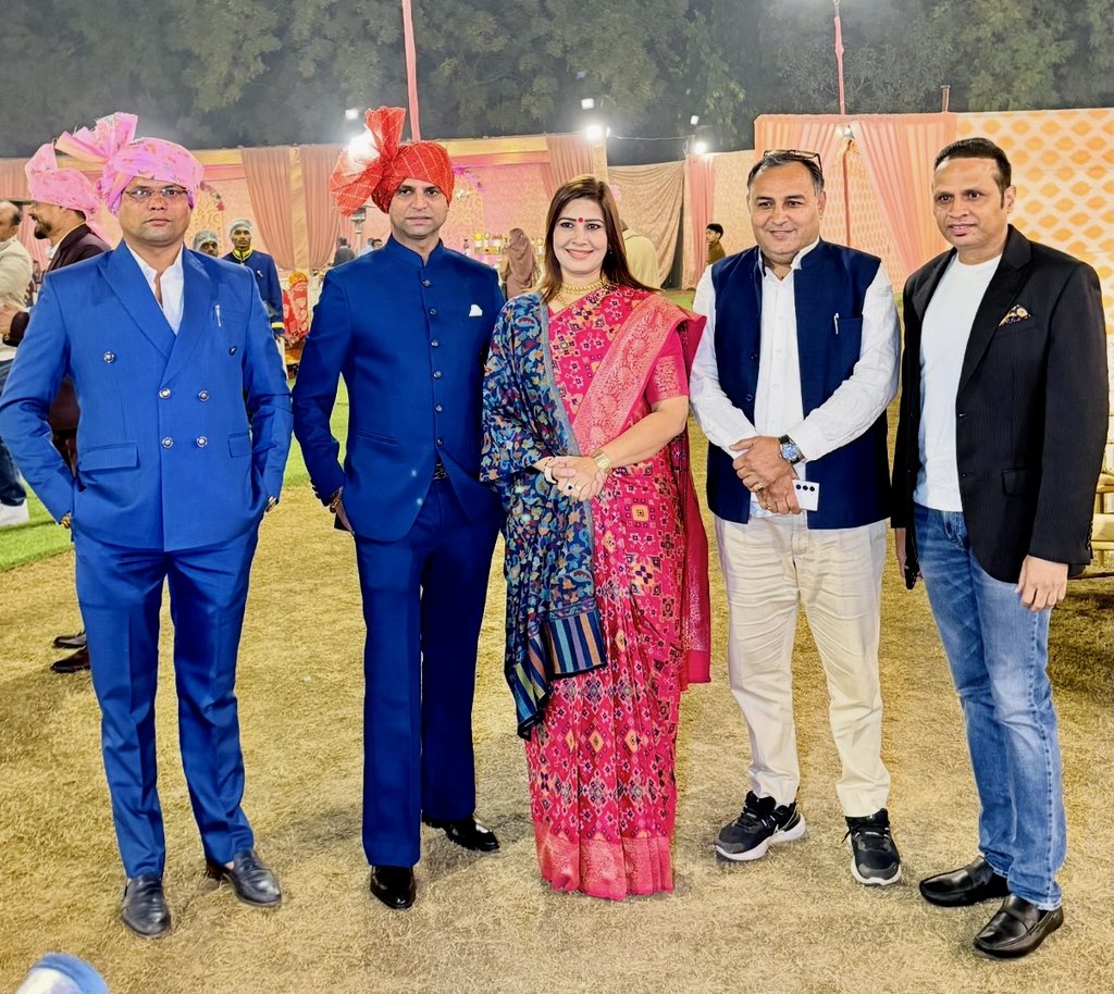 RubyPhogatYadav's tweet image. आज दक्षिण दिल्ली लोकसभा क्षेत्र में आयोजित विभिन्न विवाह एवं लगन सगाई के समारोहों में सम्मिलित होकर परिवारों को शुभकामनाएँ प्रेषित की।
हमारी परंपराएँ प्रेम, विश्वास और परिवार के मूल्यों को सुदृढ़ करती हैं।
ईश्वर से प्रार्थना है कि प्रत्येक नवदंपति का जीवन सुख, शांति और समृद्धि से…