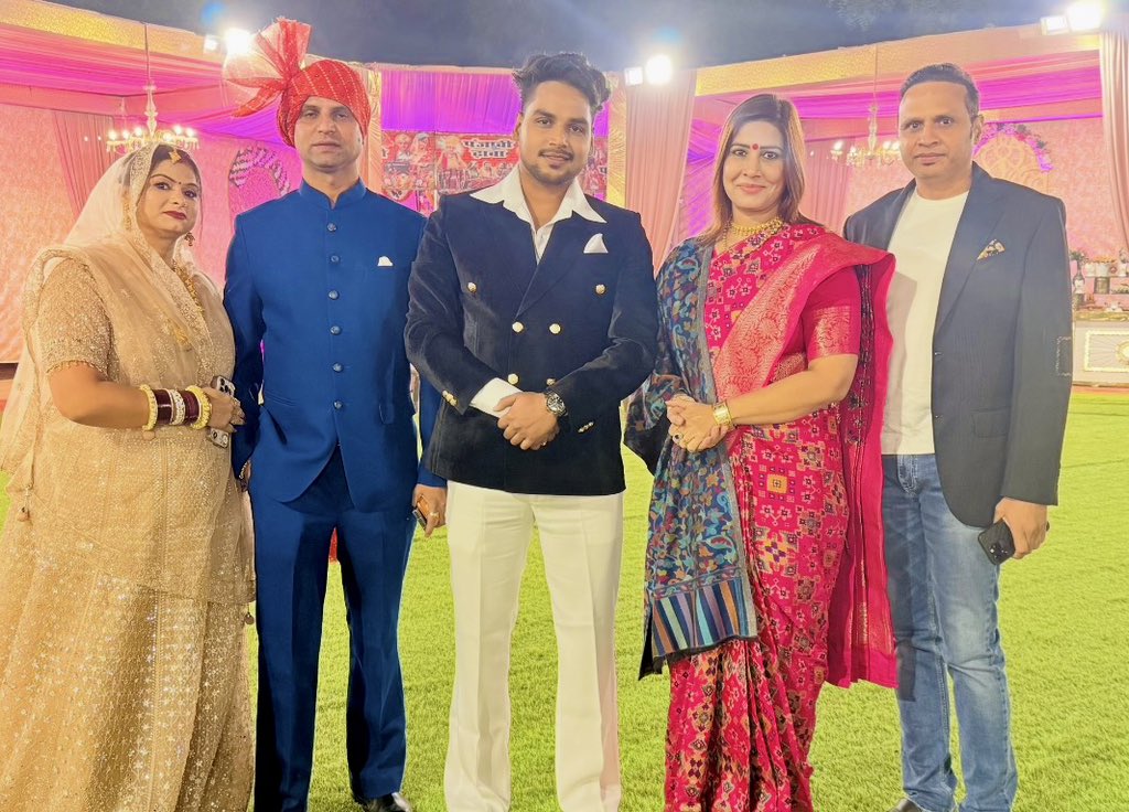 RubyPhogatYadav's tweet image. आज दक्षिण दिल्ली लोकसभा क्षेत्र में आयोजित विभिन्न विवाह एवं लगन सगाई के समारोहों में सम्मिलित होकर परिवारों को शुभकामनाएँ प्रेषित की।
हमारी परंपराएँ प्रेम, विश्वास और परिवार के मूल्यों को सुदृढ़ करती हैं।
ईश्वर से प्रार्थना है कि प्रत्येक नवदंपति का जीवन सुख, शांति और समृद्धि से…