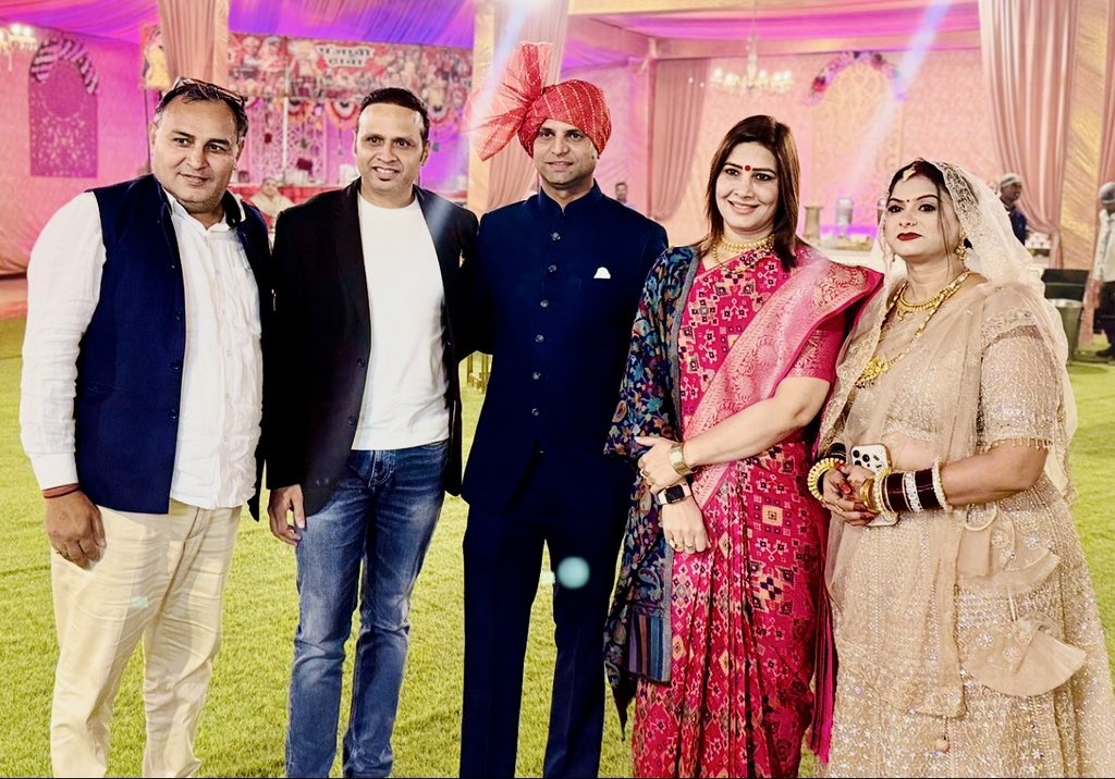 RubyPhogatYadav's tweet image. आज दक्षिण दिल्ली लोकसभा क्षेत्र में आयोजित विभिन्न विवाह एवं लगन सगाई के समारोहों में सम्मिलित होकर परिवारों को शुभकामनाएँ प्रेषित की।
हमारी परंपराएँ प्रेम, विश्वास और परिवार के मूल्यों को सुदृढ़ करती हैं।
ईश्वर से प्रार्थना है कि प्रत्येक नवदंपति का जीवन सुख, शांति और समृद्धि से…