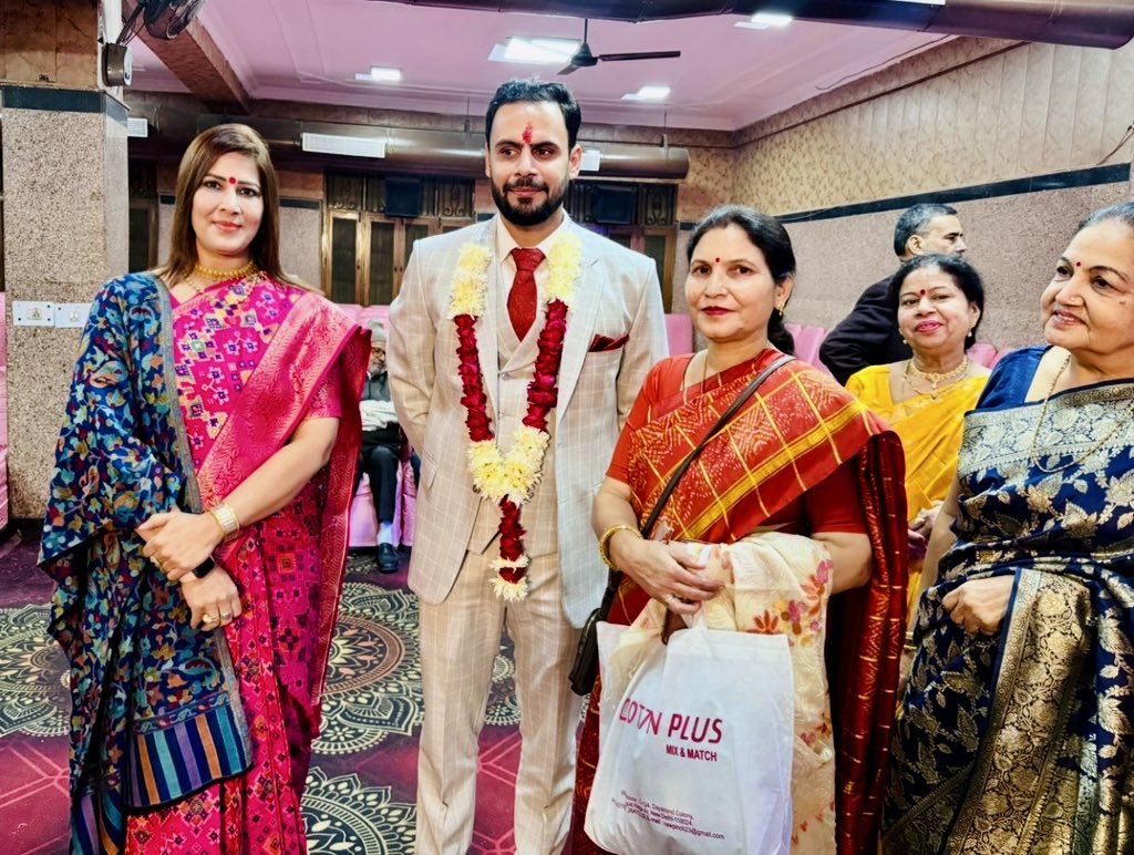 RubyPhogatYadav's tweet image. आज दक्षिण दिल्ली लोकसभा क्षेत्र में आयोजित विभिन्न विवाह एवं लगन सगाई के समारोहों में सम्मिलित होकर परिवारों को शुभकामनाएँ प्रेषित की।
हमारी परंपराएँ प्रेम, विश्वास और परिवार के मूल्यों को सुदृढ़ करती हैं।
ईश्वर से प्रार्थना है कि प्रत्येक नवदंपति का जीवन सुख, शांति और समृद्धि से…