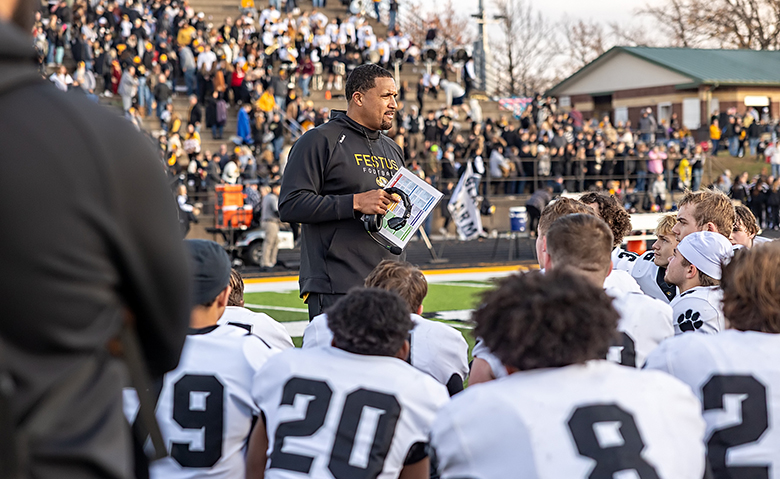 myleaderpaper's tweet image. Class 4 state semifinals
Saturday, 1 p.m.
Kearney (12-0) vs. Festus (10-2). The Bulldogs beat Hillsboro in the state championship game in 2023, and the Tigers fell to Lutheran North in the 2024 final.