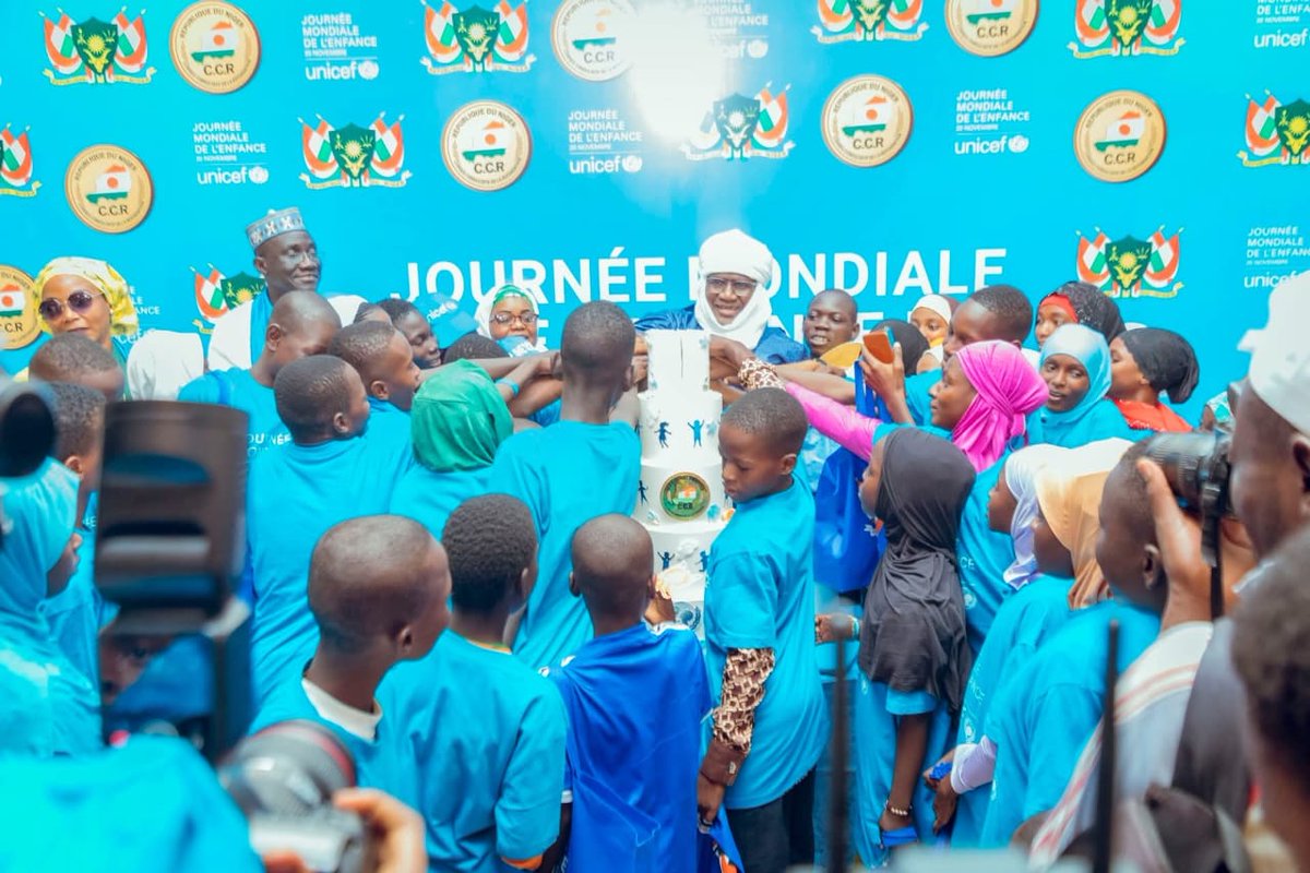 Le Conseil Consultatif de la Refondation a ouvert ses portes à une délégation d'enfants pour la #JournéeMondialeDeLEnfance 👧🏾👦🏾

Leurs questions pertinentes et leurs messages pleins d'espoir nous rappellent pourquoi nous nous engageons chaque jour #PourChaqueEnfant.