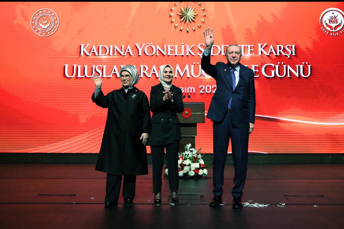 Cumhurbaşkanımız,
Genel Başkanımız 
Sayın <a href="/RTErdogan/">Recep Tayyip Erdoğan</a> "Kadına Yönelik Şiddetle Mücadele Günü" dolayısıyla düzenlenen programa katıldı.

Cumhurbaşkanımız
<a href="/RTErdogan/">Recep Tayyip Erdoğan</a>;

Gerek Türkiye Cumhurbaşkanı gerekse iki kız evladı babası olarak bugüne kadar olduğu gibi bundan sonra da kadına ve