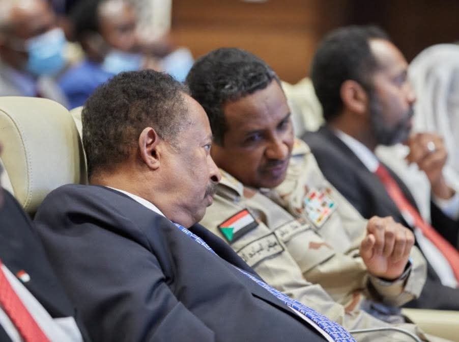 من رحمة الله بأهل السودان انه حميدتي ما كان خاتي حساب فشل انقلابه نهائي ..
لذلك ما كانت في خطة "ب" ، وكل القوات التي استجلبها إلى الخرطوم كانت بغرض تثبيت السلطة بعد احداث فراغ دستوري بقتل أو أسر قادة الصف الأول في القوات المسلحة ، فيما تتولى الأحزاب السياسية مهمة التبشير