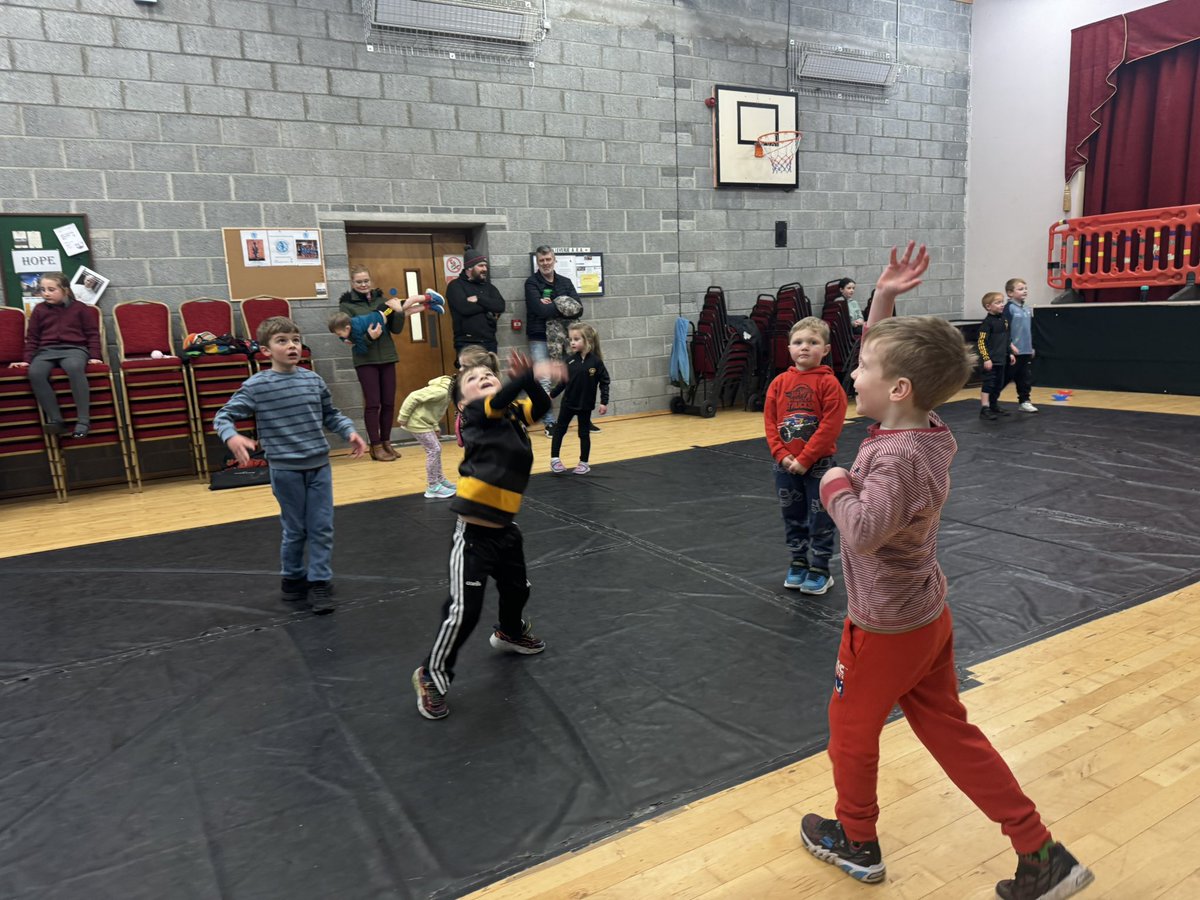 ellen_meagher's tweet image. Great fun this evening for U10’s &amp;amp; nursery fundamental movements in slieverue, everyone had a ball, thank you to coaches for the help 👊🏼🙌🏽 #gaa #skillsdevelopment #ourgame