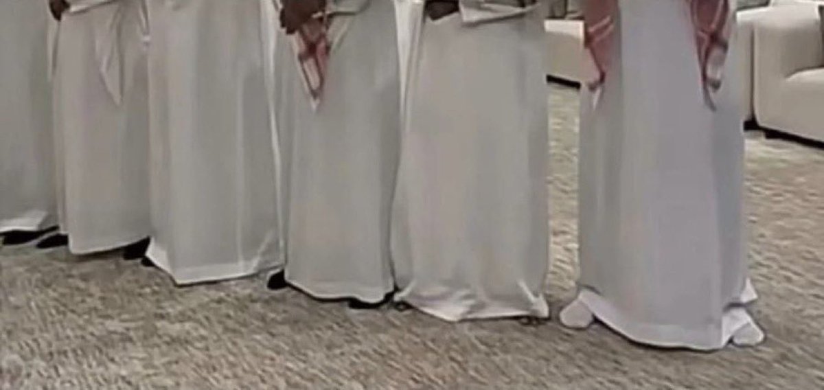 انتشرت ظاهرةُ إسبالِ الثياب عند الرجال رغم ثبوت الحكم الشرعي، وقد قال النبي ﷺ: “ما أسفل من الكعبين من الإزار ففي النار”، وقال ﷺ: “ثلاثة لا يكلمهم الله يوم القيامة… المسبلُ إزاره…”؛ فالإسبال من كبائر الذنوب، ومع ذلك لا يزال كثيرون يتساهلون فيه