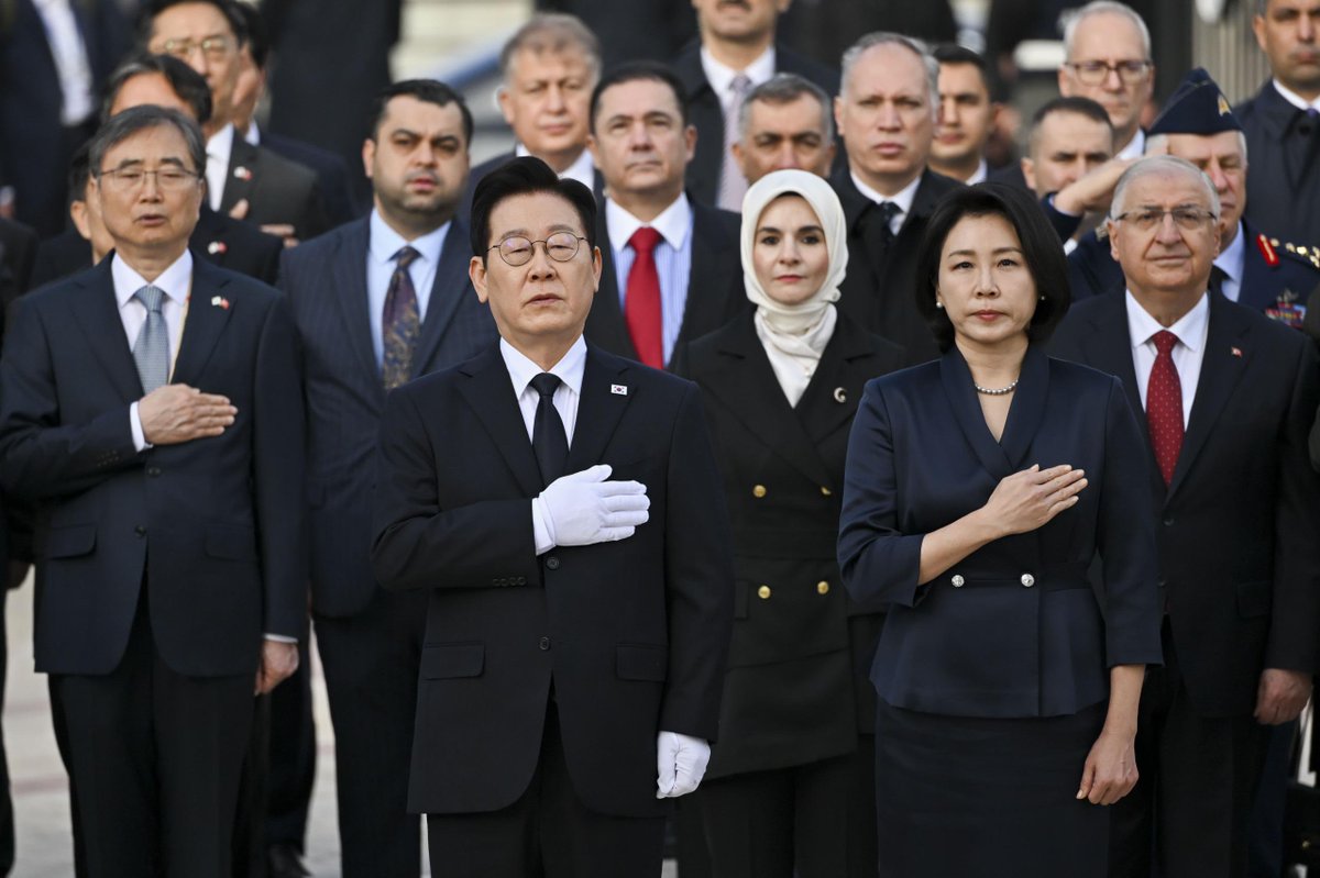 Güney Kore Devlet Başkanı Sn. Lee Jae Myung ve kıymetli kore gazilerimizle birlikte, Kore'de Savaşan Türkler Anıtı'nı ziyaret ettik.

Şehitlerimizin ve gazilerimizin sınırları aşan kahramanlığı, bugün iki ülkenin en değerli mirasıdır. Omuz omuza verdiğimiz bu mücadele, bizi kan