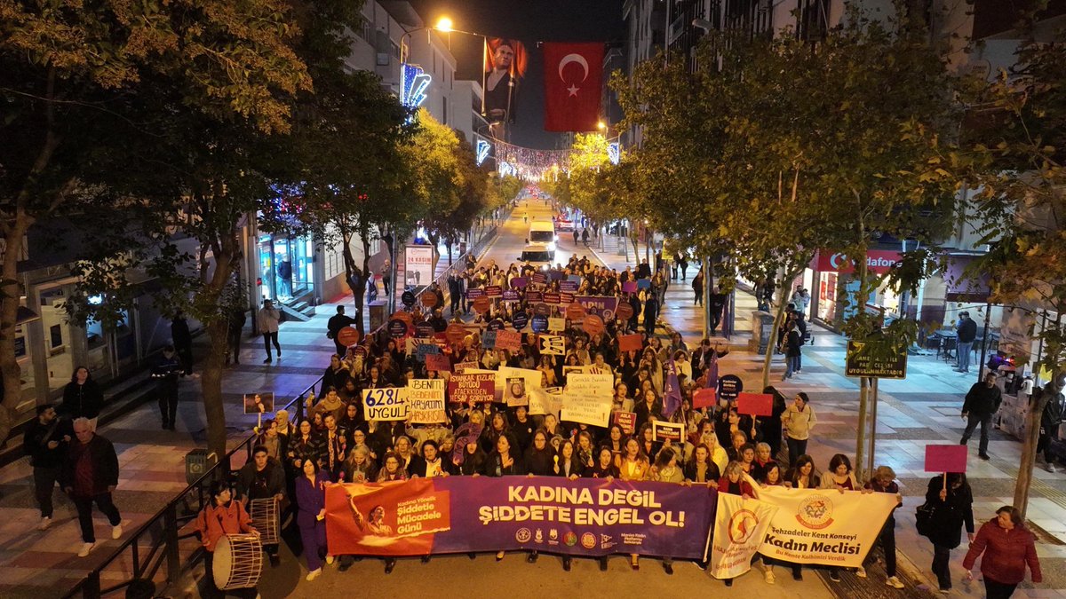 besimecz's tweet image. 25 Kasım Kadına Yönelik Şiddetle Uluslararası Mücadele Günü’nde, kadınlara yönelik şiddeti önlemek ve toplumsal farkındalık yaratmak için düzenlenen yürüyüşte hep birlikte #KadınaŞiddeteHayır dedik.

Kadına yönelik şiddetin, ayrımcılığın ve sömürünün tamamen son bulduğu;…