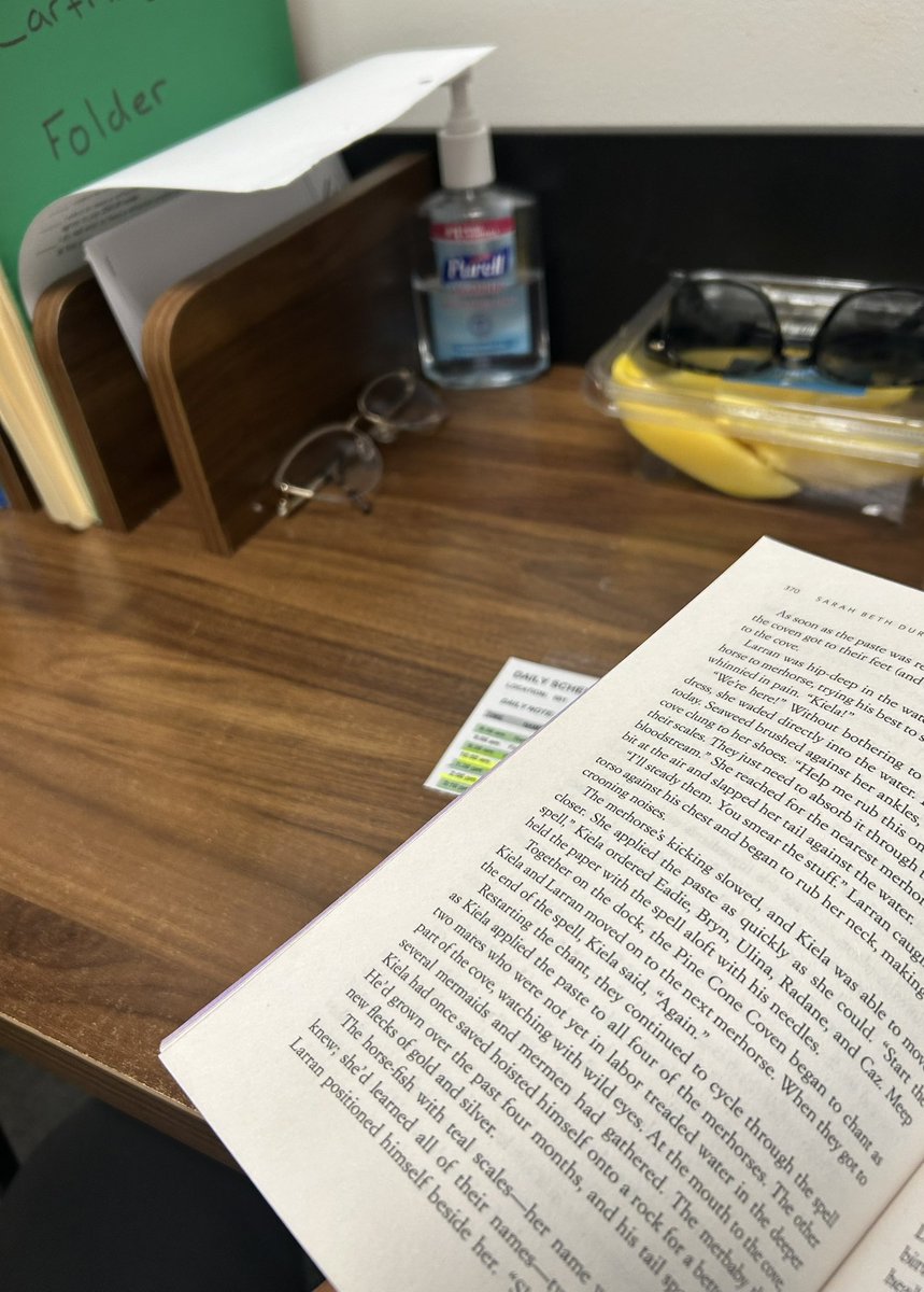 d0somethjng's tweet image. Was saying how work is getting in my way of reading but when the patient load is small and I. Have spare time actually no it doesn’t. I will sit my ass down eat my mangoes and donut and read