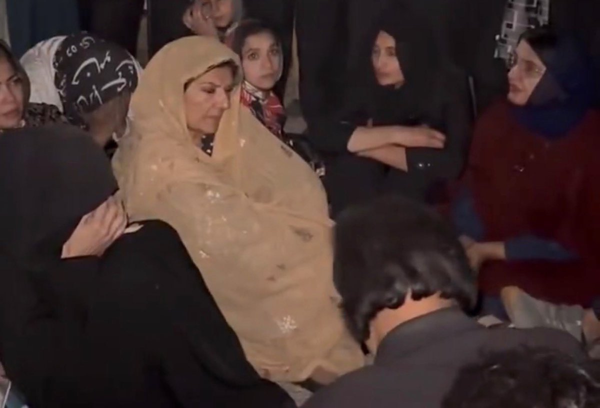 michaelscottfc's tweet image. Sitting there in this cold just to get a glimpse of her brother.
Nothing more precious than sisters in this world.

♥️