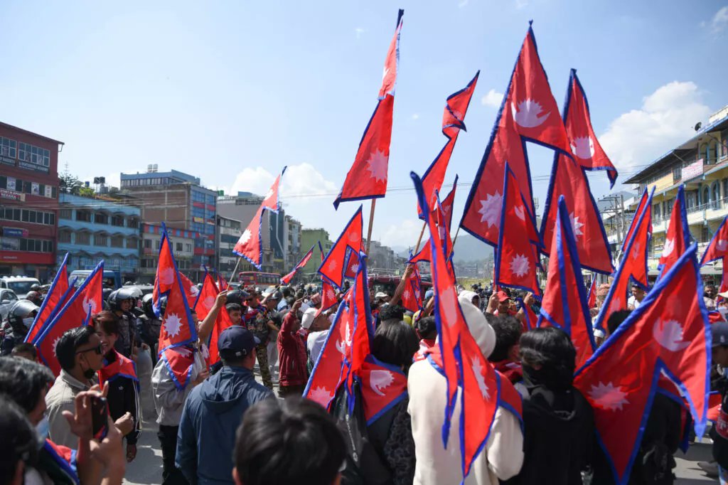 Monarchies2000's tweet image. La Gen&apos; Z Alliance, qui regroupe plusieurs mouvements de jeunesse monarchiste du #Nepal, a adressé un mémorandum au PtRam Chandra Poudel afin qu&apos;il limoge la nouvelle PM issue du soulèvement qui a mis fin au gouvernement communiste. 1/2 👇👑 #monarchy #monarchie