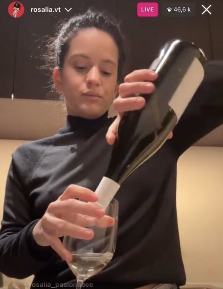 JEvector's tweet image. Ya no tengo miedo del pasado, está en el fondo de mi copa de vino blanco tetra pak