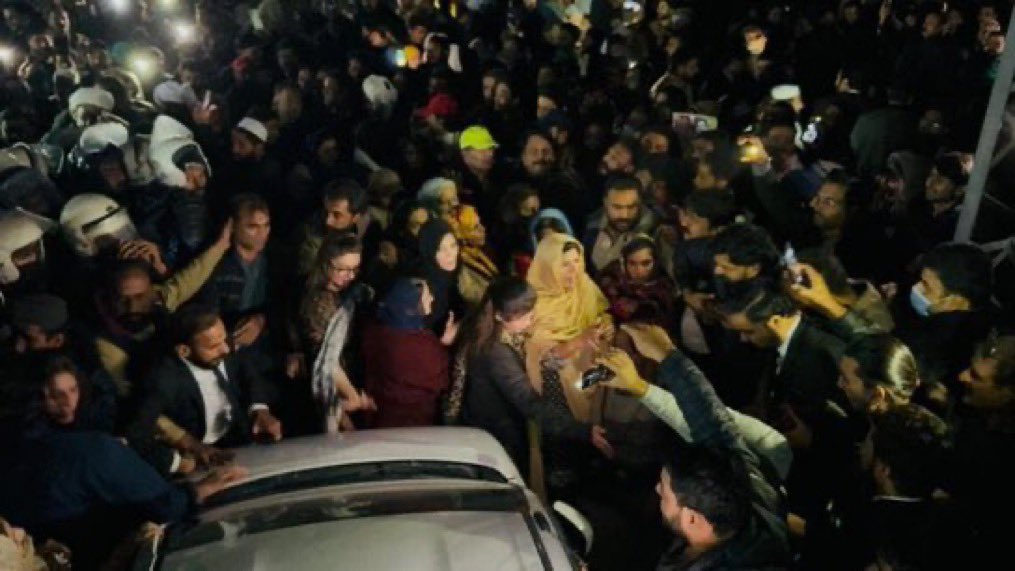FurqanMalik313's tweet photo. Imran Khan has been isolated for 22 days. Not a single family meeting in 3 weeks, despite clear court orders.
Right now thousands of workers and his sisters are standing outside Adiala jail demanding justice.
If you can reach Adiala, go now! Your presence matters!

#چلو_چلو_اڈیالہ_چلو