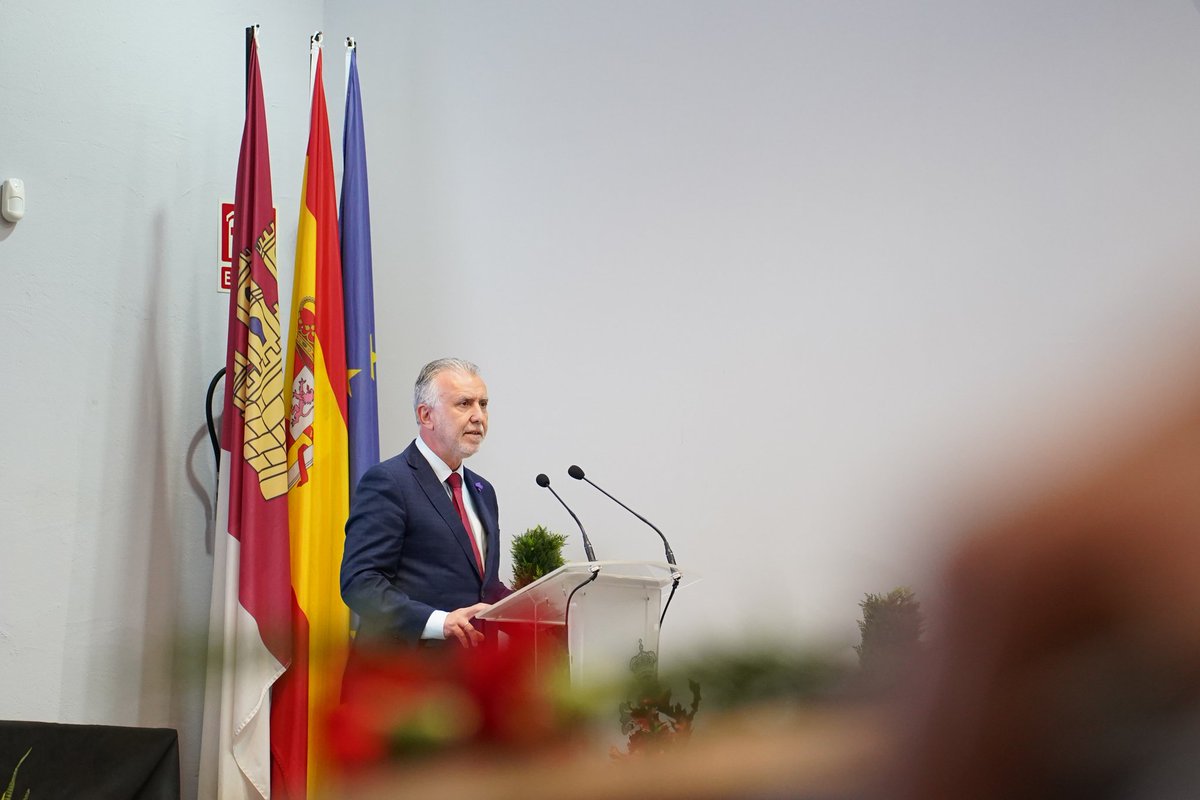 Imposible contener la emoción hoy en Manzanares (Ciudad Real) en el acto de entrega de los restos de 21 víctimas de la Guerra y la dictadura a sus descendientes.

¿Cómo alguien puede negar a las familias una sepultura digna para sus padres y abuelos?

Que nunca, nadie más, tenga