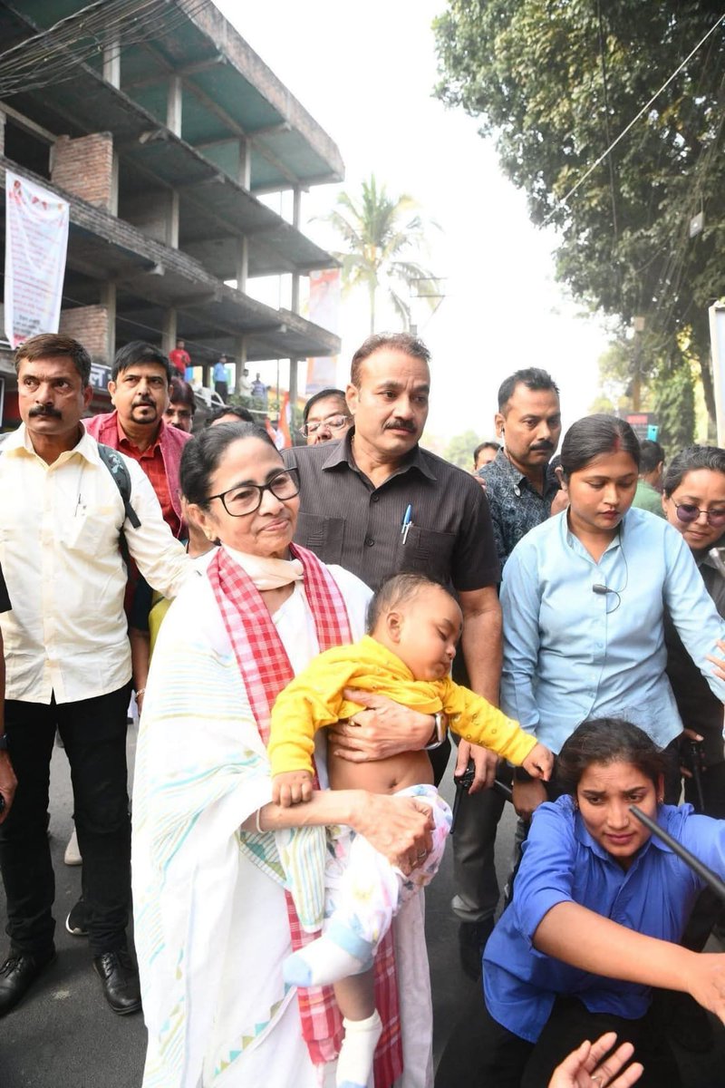 SaikatC19284163's tweet image. বাংলার ১০ কোটি মানুষের আবেগের নাম - মমতা।
এই আবেগ কোনো টাকা দিয়ে কেনা যায়না। এই আবেগ স্বতস্ফূর্ত। এই আবেগের বন্ধন ভাঙার ক্ষমতা কোনো শক্তির নেই।
মমতা ব্যানার্জি জিন্দাবাদ 💚 💚
#MamataBanerjee #TMCS @MamataOfficial @TMC_Supporters