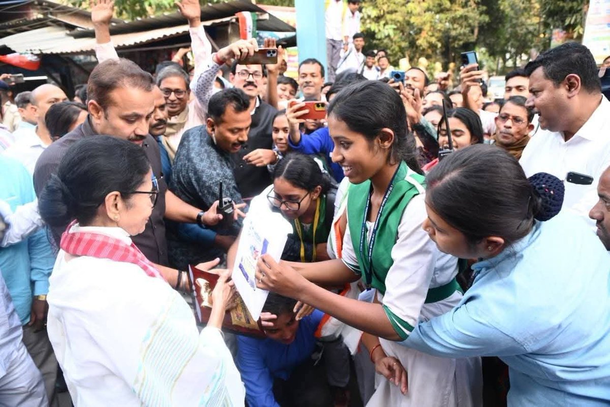 SaikatC19284163's tweet image. বাংলার ১০ কোটি মানুষের আবেগের নাম - মমতা।
এই আবেগ কোনো টাকা দিয়ে কেনা যায়না। এই আবেগ স্বতস্ফূর্ত। এই আবেগের বন্ধন ভাঙার ক্ষমতা কোনো শক্তির নেই।
মমতা ব্যানার্জি জিন্দাবাদ 💚 💚
#MamataBanerjee #TMCS @MamataOfficial @TMC_Supporters