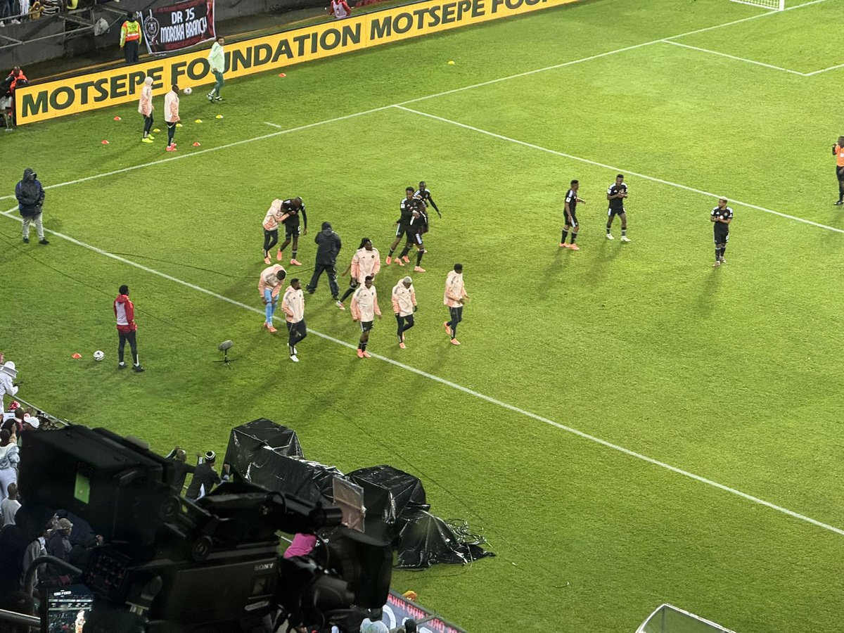 Velile_Mnyandu's tweet image. 77’ @orlandopirates 1-0* @ChippaUnited

Bucs finally break the deadlock, Makgopa finishing off Hotto’s cross. But that secondary assist from Rele Mofokeng….👌🏿

#SABCSport411 | @AFC_2025