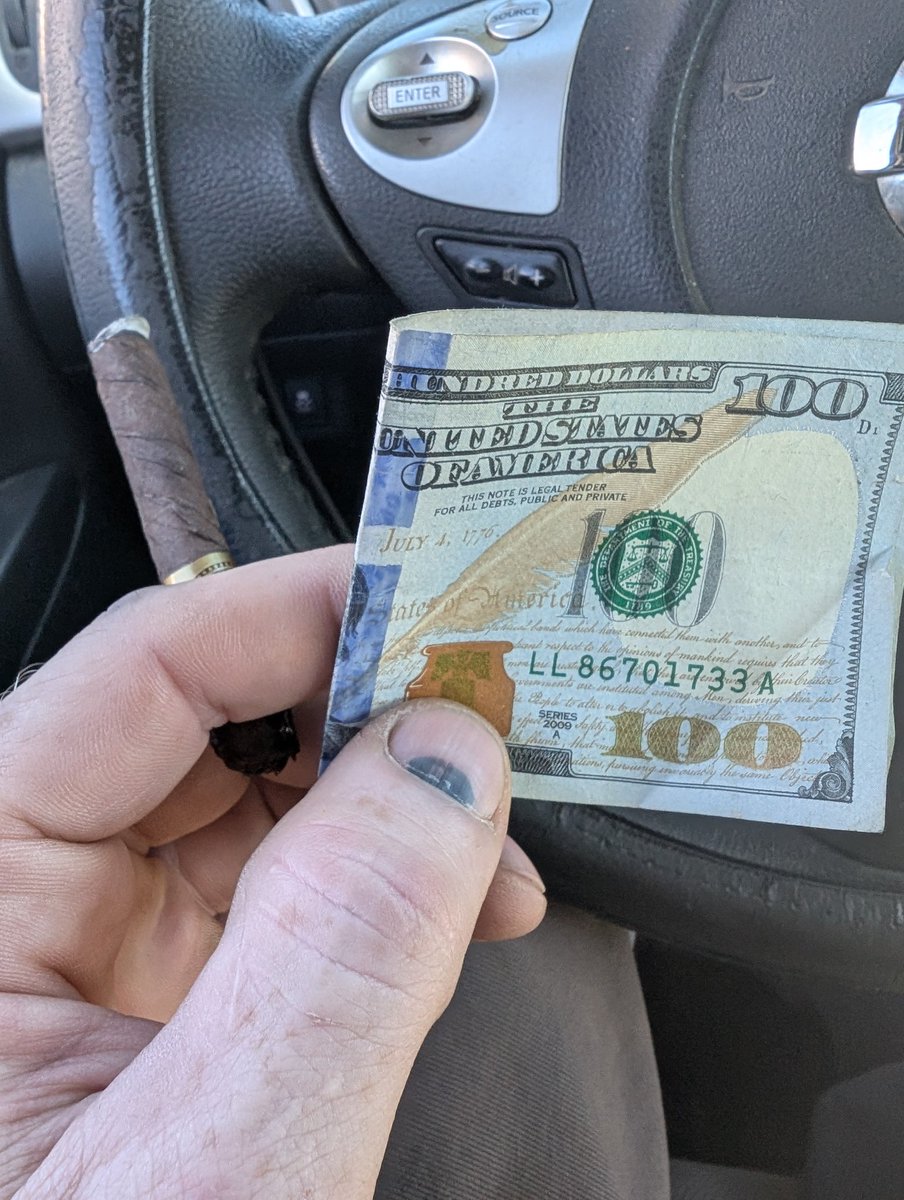 lea7hersm17h's tweet image. i was ready to throw in a $100 Bill and snap a pic. lame