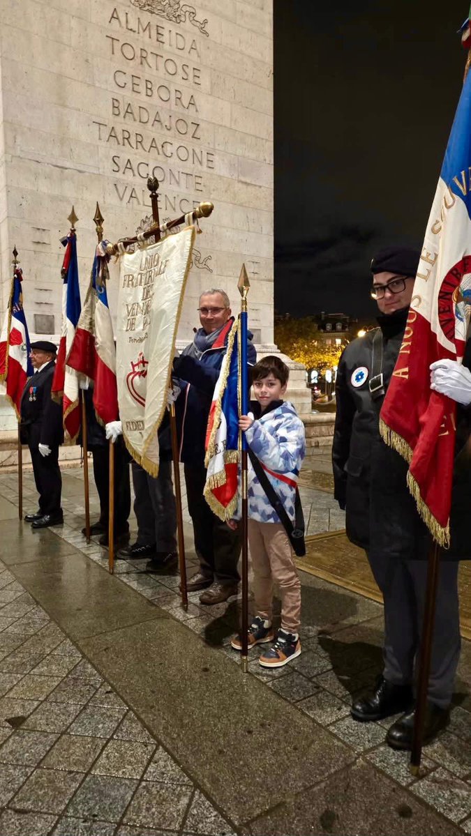 Thomascallac's tweet image. Quelle fierté !
Merci aux @VendeensParis pour cette cérémonie de la #Flamme à l’occasion de l’anniversaire de la mort de Georges #Clemenceau 
Les anciens combattants et enfants des écoles de @bouin_de s’en souviendront longtemps. 
Merci chers @AnnickBillon et @BrunoRetailleau 🇫🇷