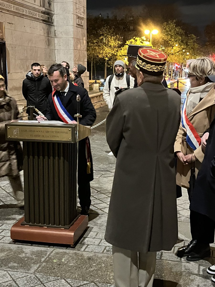 Thomascallac's tweet image. Quelle fierté !
Merci aux @VendeensParis pour cette cérémonie de la #Flamme à l’occasion de l’anniversaire de la mort de Georges #Clemenceau 
Les anciens combattants et enfants des écoles de @bouin_de s’en souviendront longtemps. 
Merci chers @AnnickBillon et @BrunoRetailleau 🇫🇷