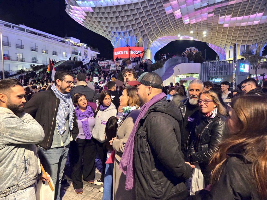 💜 Y en la tarde de este #25N2025, salimos a las calles de #Sevilla y nos sumamos a las movilizaciones convocadas para no dejar a #NingunaMujerSola.