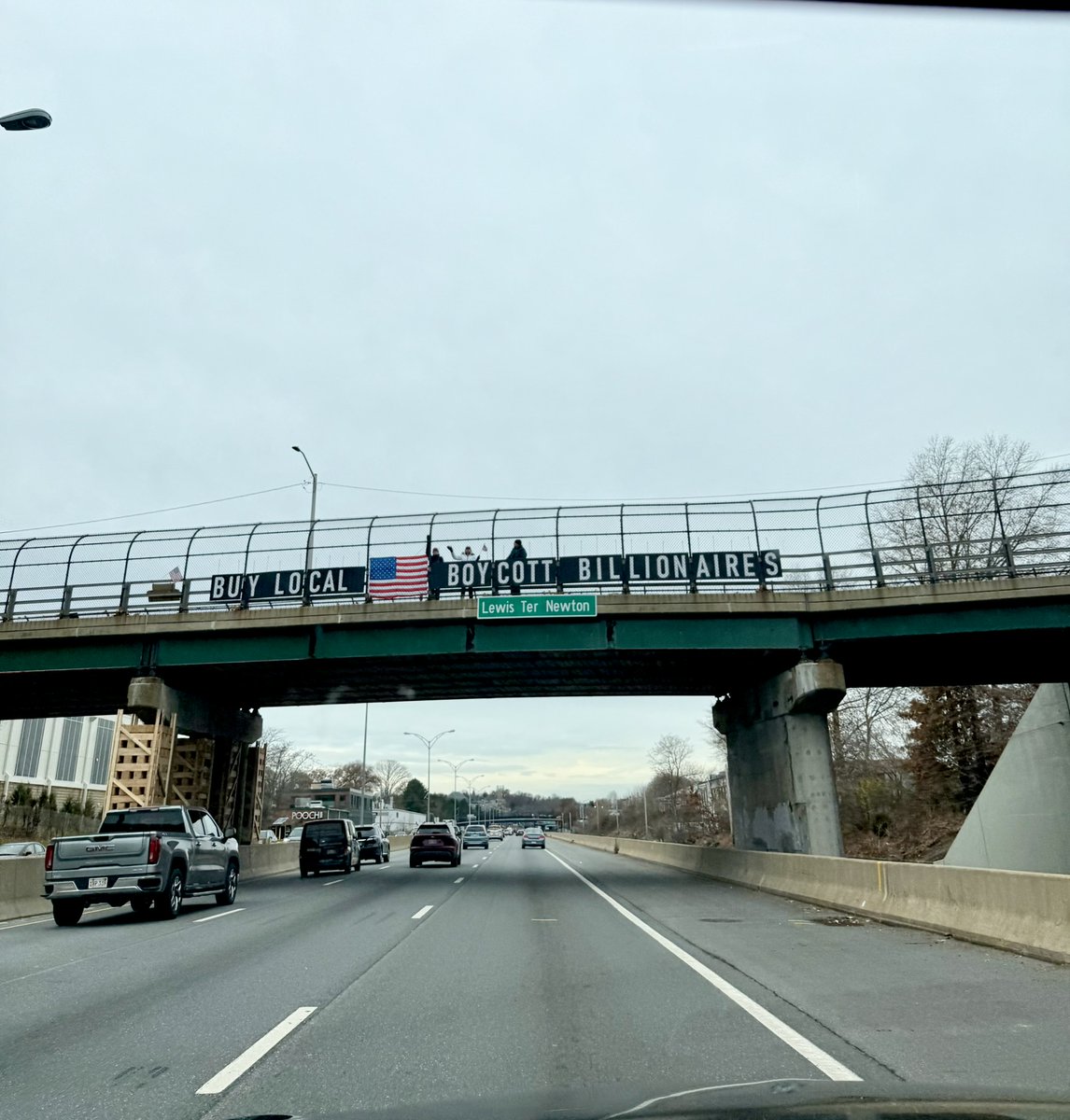 OnlyInBOS's tweet image. Live on the Mass Pike.