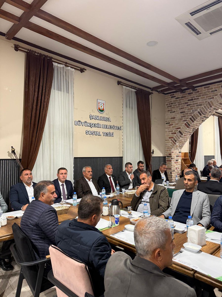 sumder6363's tweet photo. Şanlıurfa müteahhitler derneği kasım”ayı Toplantımızı başkanı @ASIKLIMUSTAFA yönetim kurulu ve üyelerimizle birlikte gerçekleştirdik derneğimize bağlı olan mimar ve mühendislerimizin yapmış oldukları sunumlar meslektaşlarımıza faydalı oldu durmak yok çalışmaya devam @sumder6363 https://t.co/hSQo5Nzst5