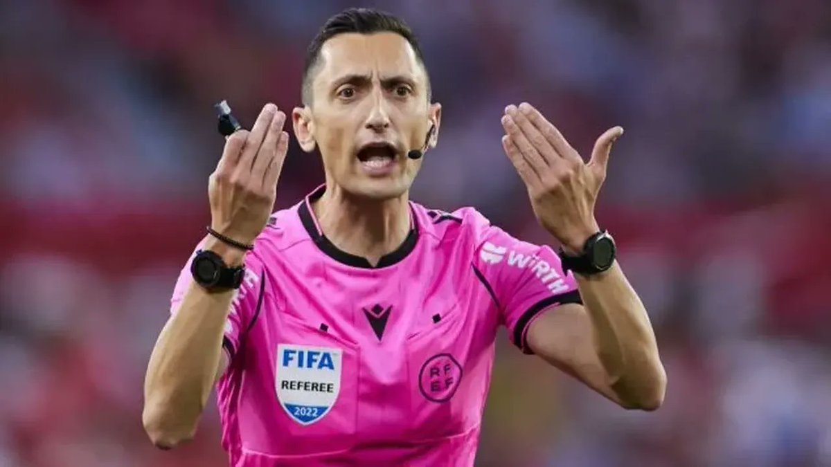 Sana hakem diyenin anasini zkeyimm..
İki maçta da doğradı bizi oc. 
Oyuncu tepkisine göre kart veriyor.
Kırmızı kart görmesi gereken oyuncuyu oyundan atmayıp gol yememize sebep oldu. Onun bunun çocuğu.