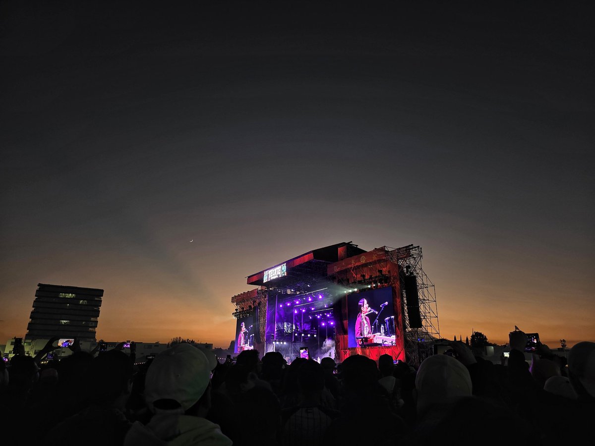 SINALTAC's tweet image. Con un atardecer espectacular #JulietaVenegas se presentó en el #TecateComuna ☀️