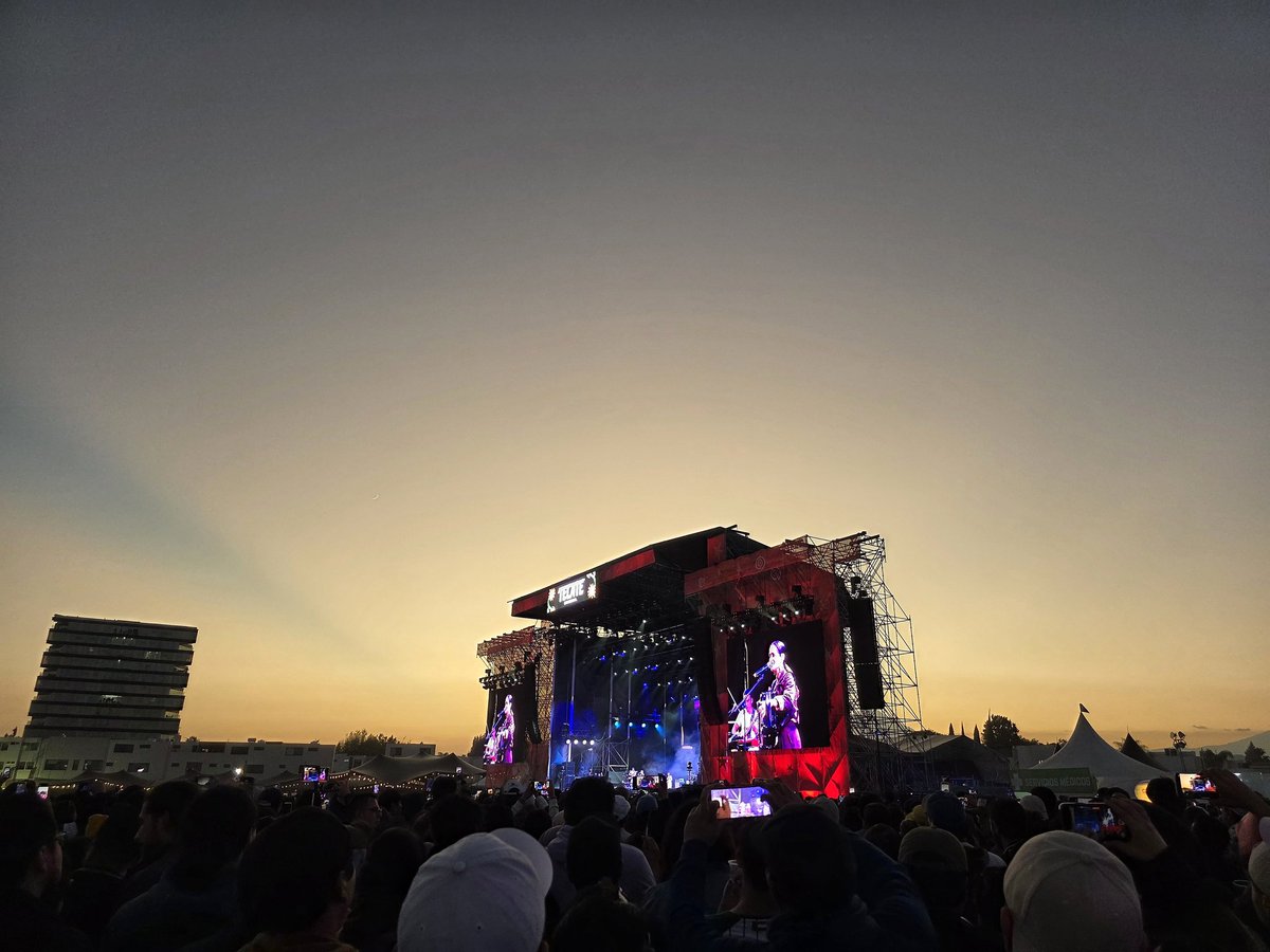 SINALTAC's tweet image. Con un atardecer espectacular #JulietaVenegas se presentó en el #TecateComuna ☀️