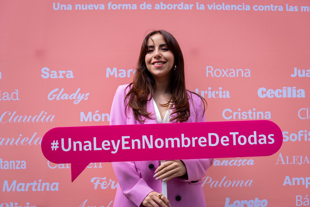 Participamos de la ceremonia que conmemora el 25N, encabezada por ministra Antonia Orellana, donde se relanzó campaña Una Ley en Nombre de Todas, que da a conocer la #LeyIntegral
Dir nacional Priscilla Carrasco, dio a conocer avances del #SernamEG en temas de violencias de género