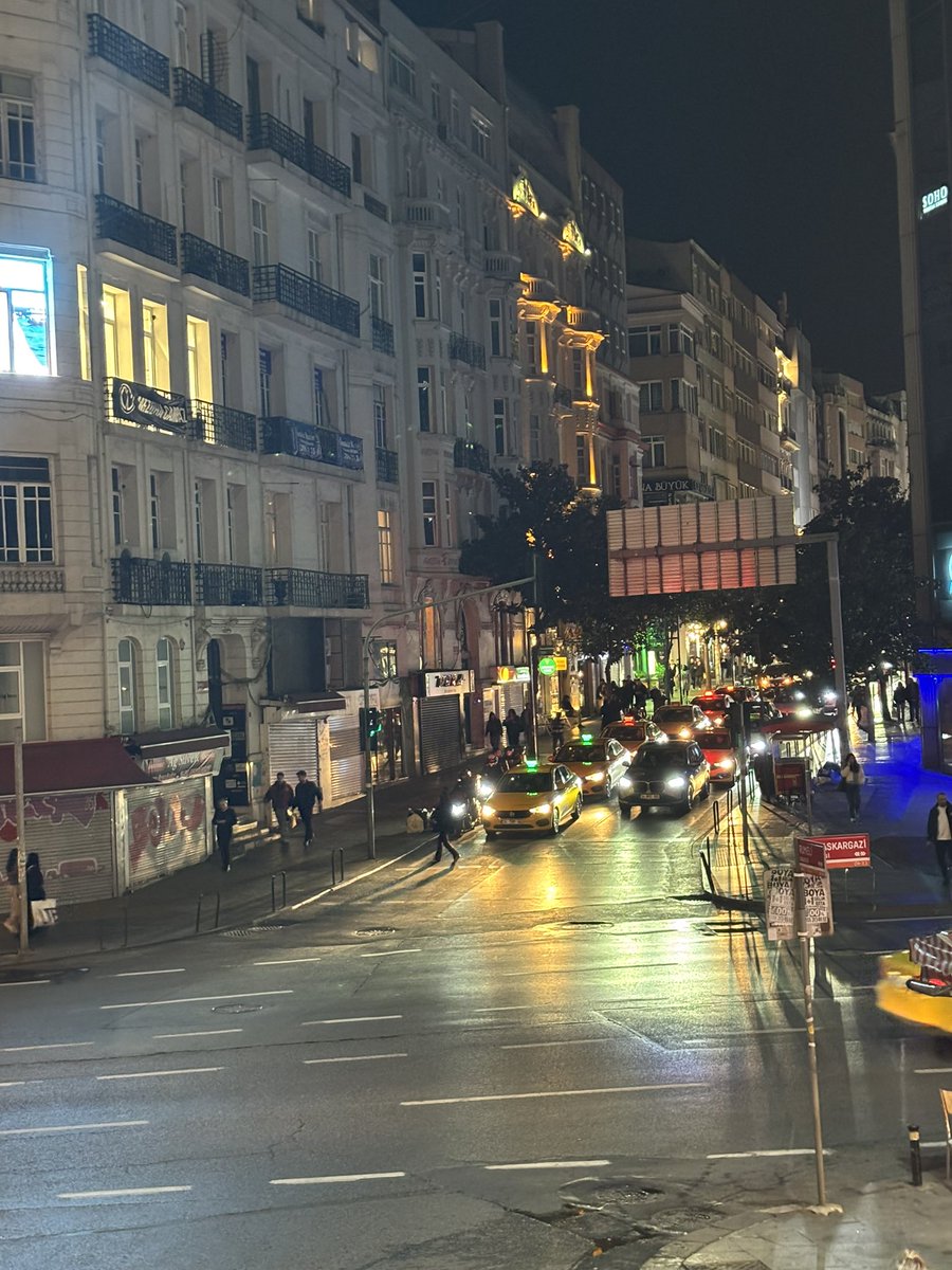 sevimsbs's tweet image. Caddeler de rüzgar 🙏