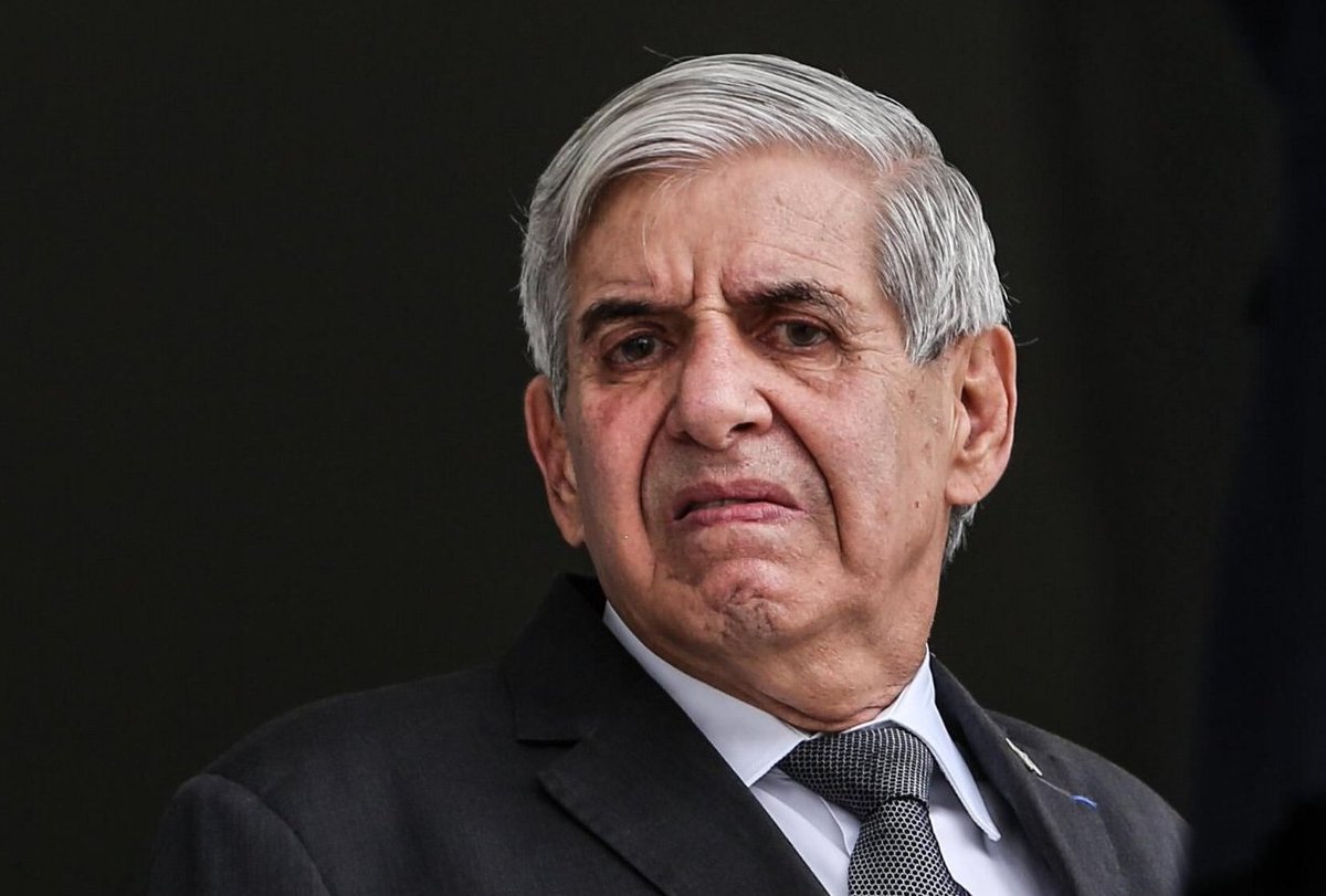 RogerioCorreia_'s tweet image. Em 1977, o General Heleno estava entre os militares que prenderam a mim e outros 850 estudantes, durante um encontro pacífico pela reconstrução da UNE. Agora assistimos ele indo preso por TENTATIVA DE GOLPE DE ESTADO. 

O que vemos hoje é HISTÓRICO: generais sendo presos pela…