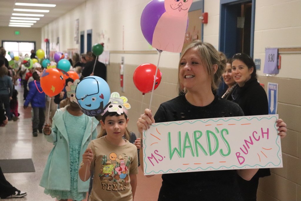 wsfcs's tweet image. Clemmons and Morgan Elementary Schools got into the holiday spirit early this week with their own Thanksgiving Day parades, complete with customized balloons. Happy Thanksgiving everyone!

#wsfcs @ClemmonsES @MorganElementa2