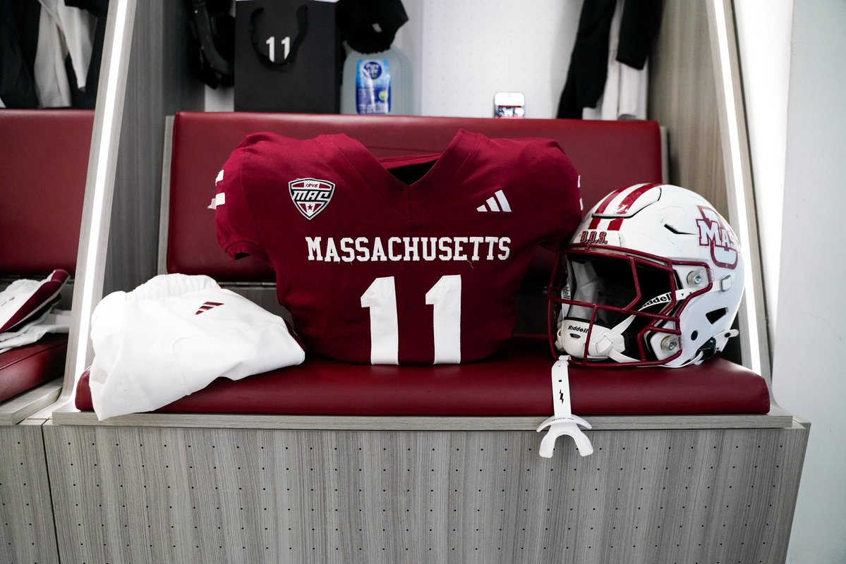 UMassFootball's tweet image. Senior Day fit ⚪️🔴

#Flagship 🚩