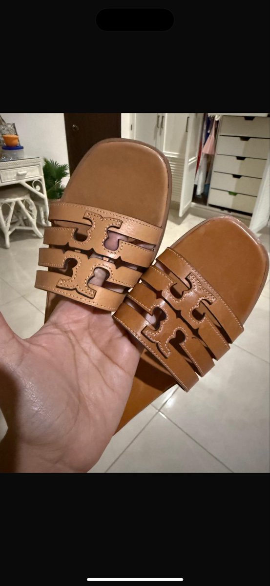 ValntinaAs's tweet photo. @palaciohierro llevo días marcando porque me enviaron unas chanclas del color equivocado y sólo me dan largas. NO quiero el dinero de vuelta por un error que USTEDES cometieron, quiero las chanclas del color QUE PEDÍ. con quien me puedo comunicar? No contestan por whats ni correo https://t.co/qhKkhJKT0t