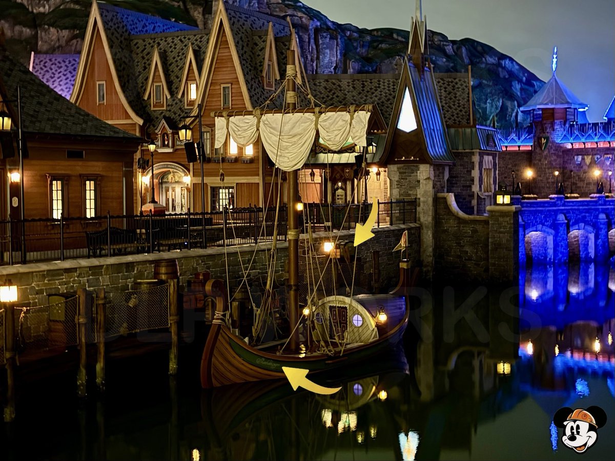 DLPWorks's tweet photo. [Analysis] 🚨⚠️❄️ Exclusive night-time details spotted at World of Frozen!!

➡️ During our evening walk around Arendelle Bay, we captured several details carefully crafted by the #Imagineering teams.
➡️ Here’s what we already spotted, the level of precision is astonishing:
➖ Mini oysters have been individually applied to the wooden pillars of the dock.
➖ Suitcases and travel trunks are scattered around, as if Anna and Elsa’s parents were preparing for a trip!
➖ Fishermen’s gear, lifebuoys, oars, nets, have been placed all the way to the lighthouse!
➖ Seashells decorate multiple wooden crates near the dockside.
➖ The main boat proudly displays the name “Snedronningen” in Danish, a nod to Mr. Andersen’s original tale!
➖ the Snowflower Festival flag on this vessel
➖ Left side: A submerged spotlight with Mickey head!

➡️ In short, the land is breathtaking at night! We have many more photos and analysis insights coming from across the expansion… Stay tuned for more details this week!👀
#DisneylandParis